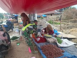 Babinsa Cek Harga Sembako Di Pasar Mingguan Bendahara