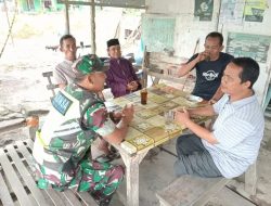 Gali Informasi Wilayah, Babinsa Laksanakan Komsos Bersama Masyarakat