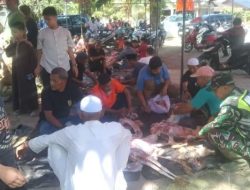 Wujud Kebersamaan Terhadap Masyarakat, Babinsa Koramil 04/Bendahara Ikut Membantu Dalam Pemotongan Hewan Kurban