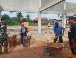 Babinsa Terus Awasi Pembangunan KDKMP Demi Kelancaran Dan Kualitas Pekerjaan